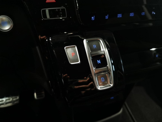 HYUNDAI STARIA 2.2 CRDI 8AT 2WD Signature 7-Sitzer PANORAMADACH AHK NAVI LEDER HYUNDAI STARIA 2.2 CRDI 8AT 2WD Signature 7-Sitzer PANORAMADACH AHK NAVI LEDER