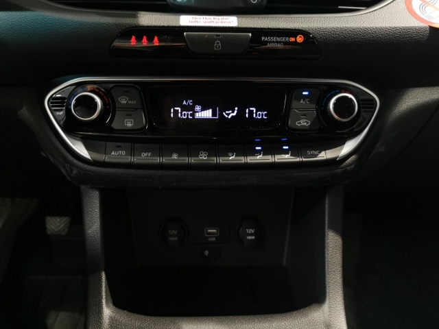 HYUNDAI i30 Mild-Hybrid EU6d FL 1.5 T-GDI 5-Türer M/T 48V (MJ23) Advantage HYUNDAI i30 Mild-Hybrid EU6d FL 1.5 T-GDI 5-Türer M/T 48V (MJ23) Advantage